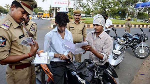 पुलिस को लेजर स्पीड गन मिली वाहन की स्पीड पता करता है
