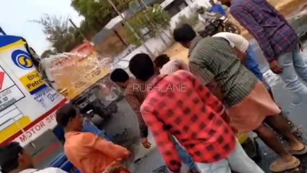 फ्यूल टैंकर एक्सीडेंट पेट्रोल चुरा रहे है लोग