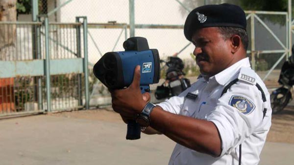 पुलिस को लेजर स्पीड गन मिली वाहन की स्पीड पता करता है