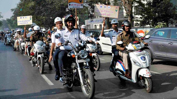 पुलिस को लेजर स्पीड गन मिली वाहन की स्पीड पता करता है