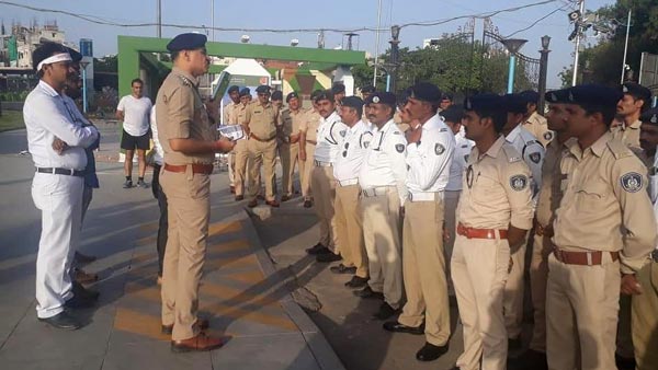 पुलिस को लेजर स्पीड गन मिली वाहन की स्पीड पता करता है