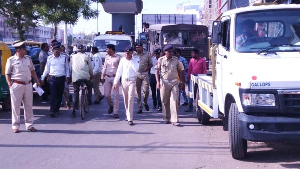 पुलिस को लेजर स्पीड गन मिली वाहन की स्पीड पता करता है