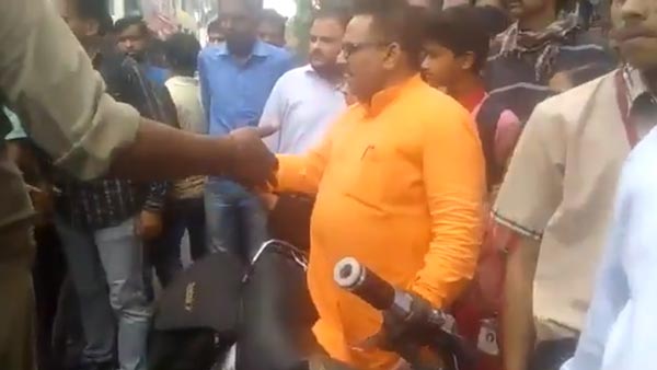 वाहन चेकिंग के दौरान पुलिस से भिड़े भाजपा नेता, पुलिस ने किया एफआईआर