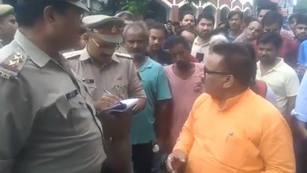 वाहन चेकिंग के दौरान पुलिस से भिड़े भाजपा नेता, पुलिस ने किया एफआईआर