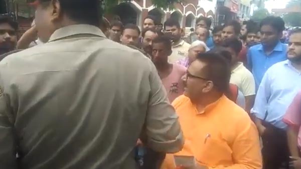 वाहन चेकिंग के दौरान पुलिस से भिड़े भाजपा नेता, पुलिस ने किया एफआईआर