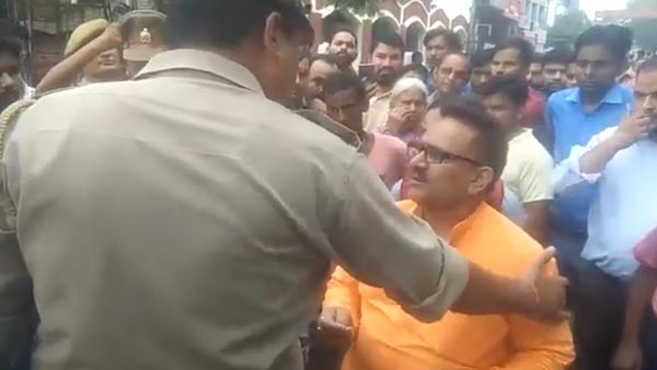 वाहन चेकिंग के दौरान पुलिस से भिड़े भाजपा नेता, पुलिस ने किया एफआईआर