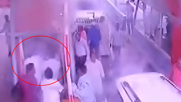 टोल टैक्स मांगने पर भड़के भाजपा नेता, टोलकर्मियों से की मारपीट