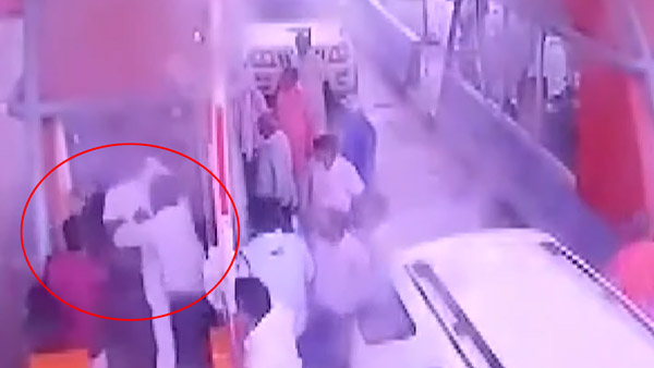 टोल टैक्स मांगने पर भड़के भाजपा नेता, टोलकर्मियों से की मारपीट
