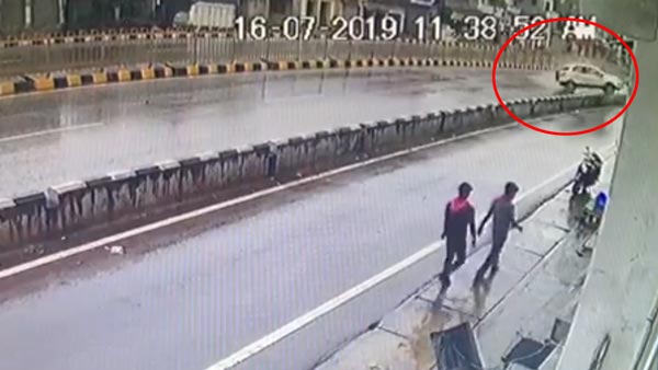 फोर्ड ईकोस्पोर्ट सड़क पर कई बार पलटी फिर भी ड्राइवर सुरक्षित बचा, जानिये पूरा मामला