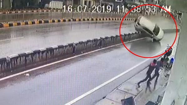 फोर्ड ईकोस्पोर्ट सड़क पर कई बार पलटी फिर भी ड्राइवर सुरक्षित बचा, जानिये पूरा मामला