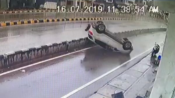 फोर्ड ईकोस्पोर्ट सड़क पर कई बार पलटी फिर भी ड्राइवर सुरक्षित बचा, जानिये पूरा मामला
