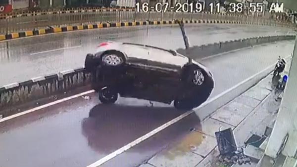 फोर्ड ईकोस्पोर्ट सड़क पर कई बार पलटी फिर भी ड्राइवर सुरक्षित बचा, जानिये पूरा मामला