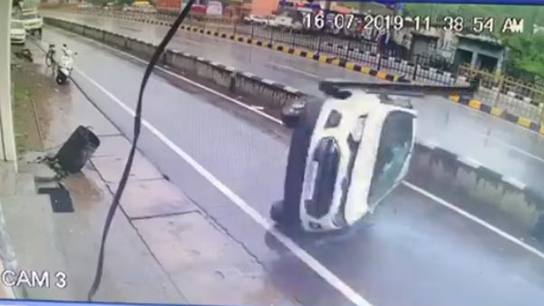 फोर्ड ईकोस्पोर्ट सड़क पर कई बार पलटी फिर भी ड्राइवर सुरक्षित बचा, जानिये पूरा मामला