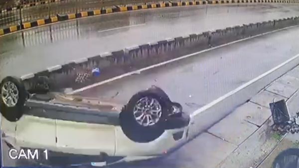 फोर्ड ईकोस्पोर्ट सड़क पर कई बार पलटी फिर भी ड्राइवर सुरक्षित बचा, जानिये पूरा मामला