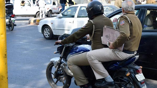 बिना हेलमेट मोटरसाइकल चला रहे पुलिसवाले का वीडियो वायरल, पुलिस कमिश्नर ने किया निलंबित