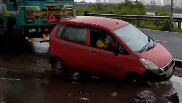 मुंबई में गड्ढें में गिरने से खुला कार का एयरबैग, हुआ 2.5 लाख का नुकसान