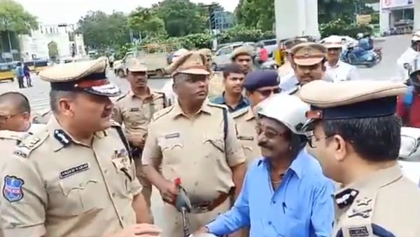 ट्रैफिक नियमों का पालन करने पर हैदराबाद पुलिस दे रही है मूवी टिकट