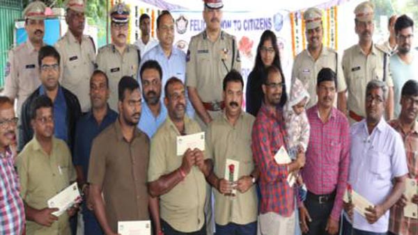 ट्रैफिक नियमों का पालन करने पर हैदराबाद पुलिस दे रही है मूवी टिकट
