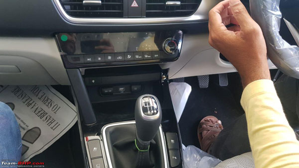 किया सेल्टोस शोरूम पहुंची बुकिंग से पहले देखें
