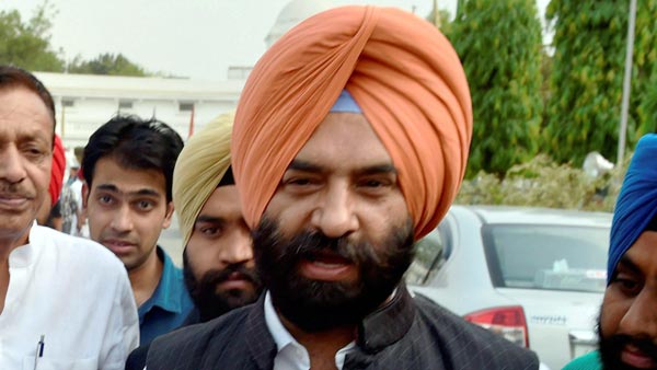 विधायक का बेटा दिल्ली रेनॉल्ट डस्टर पर लिखा था बीजेपी विधायक को स्पीकर ने भेजी नोटिस