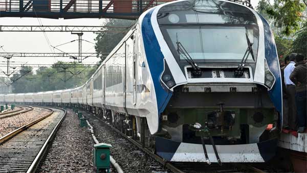 ट्रेन इंजन सड़क पर पुणे मुंबई एक्सप्रेसवे हादसा वीडियो