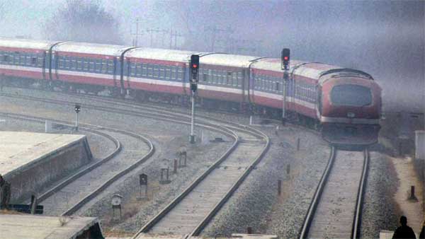 ट्रेन इंजन सड़क पर पुणे मुंबई एक्सप्रेसवे हादसा वीडियो