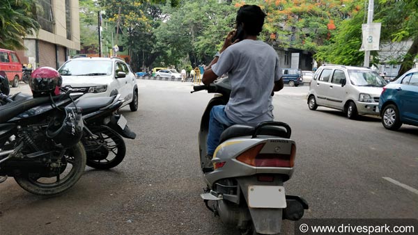 वाहन चलाते समय मोबाईल फोन के उपयोग पड़ेगा महंगा, देना होगा भीरी जुर्माना