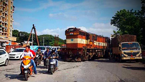 ट्रेन इंजन सड़क पर पुणे मुंबई एक्सप्रेसवे हादसा वीडियो