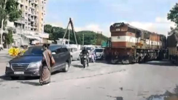 ट्रेन इंजन सड़क पर पुणे मुंबई एक्सप्रेसवे हादसा वीडियो
