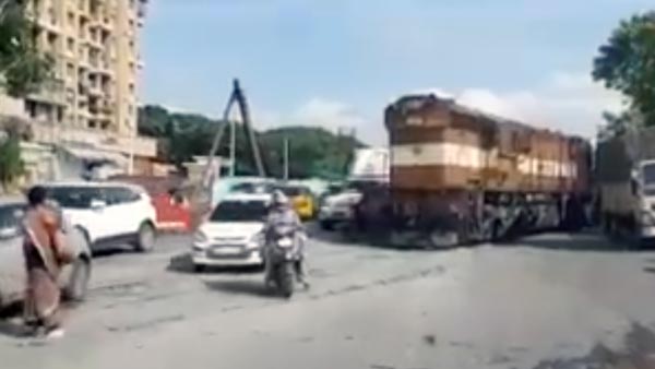 ट्रेन इंजन सड़क पर पुणे मुंबई एक्सप्रेसवे हादसा वीडियो