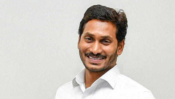 मुख्यमंत्री वाईएस जगमोहन रेड्डी ने पेश की दरियादिली की मिशाल, एंबुलेंस को रास्ता देने के लिए रुकवाया काफिला
