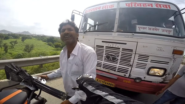हाईवे पर रॉन्ग साइड ड्राइविंग बस को केटीएम ड्यूक 390 वाले ने रुकवाकर लगायी लताड़