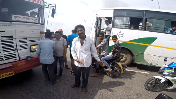 हाईवे पर रॉन्ग साइड ड्राइविंग बस को केटीएम ड्यूक 390 वाले ने रुकवाकर लगायी लताड़