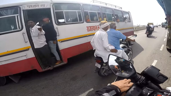 हाईवे पर रॉन्ग साइड ड्राइविंग बस को केटीएम ड्यूक 390 वाले ने रुकवाकर लगायी लताड़
