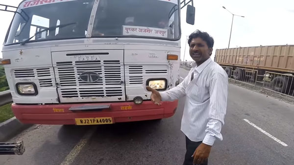 हाईवे पर रॉन्ग साइड ड्राइविंग बस को केटीएम ड्यूक 390 वाले ने रुकवाकर लगायी लताड़