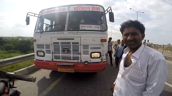 हाईवे पर रॉन्ग साइड ड्राइविंग बस को केटीएम ड्यूक 390 वाले ने रुकवाकर लगायी लताड़