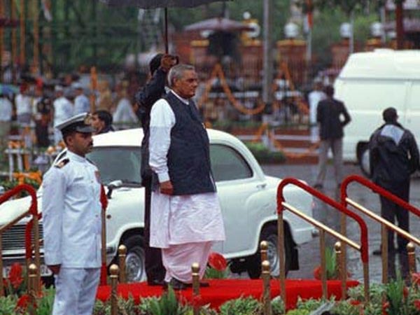 भारत के राष्ट्रपति और प्रधानमंत्री की कारें बाहर से दिखती है टैंक तो अंदर से है लगजरी होटल