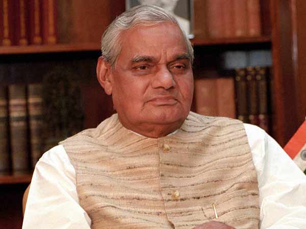 भारत के राष्ट्रपति और प्रधानमंत्री की कारें बाहर से दिखती है टैंक तो अंदर से है लगजरी होटल