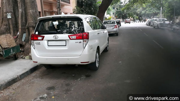 नो-पार्किंग जोन में खड़े वाहनों से वसूलते थे अवैध तरीके से जुर्माना, पुलिस ने किया गिरफ्तार