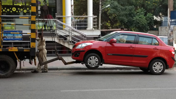 नो-पार्किंग जोन में खड़े वाहनों से वसूलते थे अवैध तरीके से जुर्माना, पुलिस ने किया गिरफ्तार