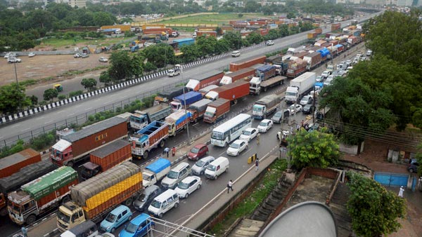 भारी वाहनों को दाएं लेन में चलाने पर सरकार लगायगी 5000 रुपये का जुर्माना