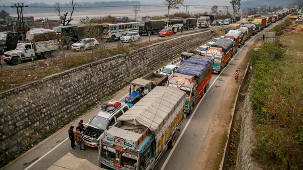 भारी वाहनों को दाएं लेन में चलाने पर सरकार लगायगी 5000 रुपये का जुर्माना