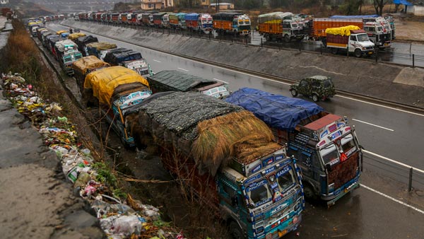 मोटर व्हीकल एक्ट के 63 कानून 1 सितंबर से होंगे लागू : नितिन गडकरी