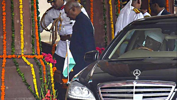 भारत के राष्ट्रपति और प्रधानमंत्री की कारें बाहर से दिखती है टैंक तो अंदर से है लगजरी होटल
