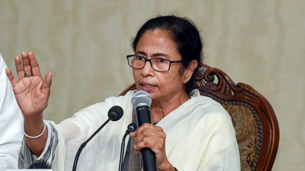 मुख्यमंत्री ममता बनर्जी काफिला ट्रैफिक रुकवाने से मना किया पुलिस को फटकार लगाई