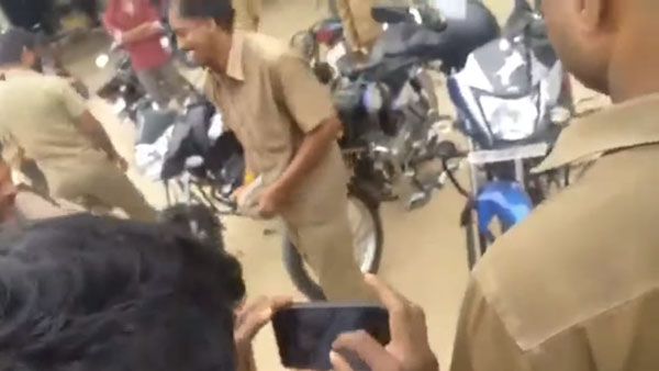 हीरो स्पेलेंडर में गैरकानूनी रूप से लगवाई थी एलईडी लाइट, पुलिस ने पत्थर से तोड़ा