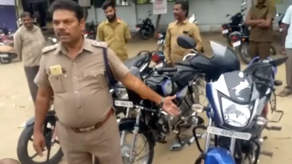 हीरो स्पेलेंडर में गैरकानूनी रूप से लगवाई थी एलईडी लाइट, पुलिस ने पत्थर से तोड़ा