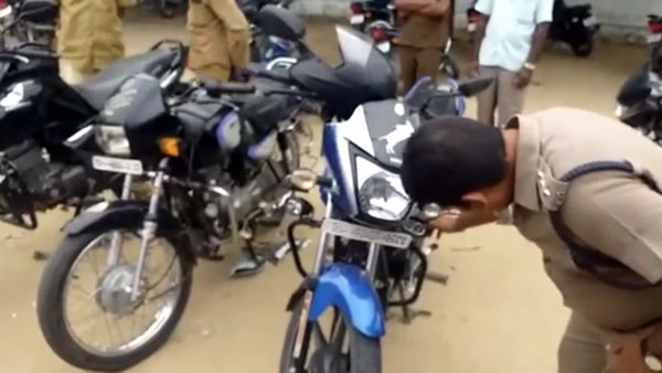 हीरो स्पेलेंडर में गैरकानूनी रूप से लगवाई थी एलईडी लाइट, पुलिस ने पत्थर से तोड़ा