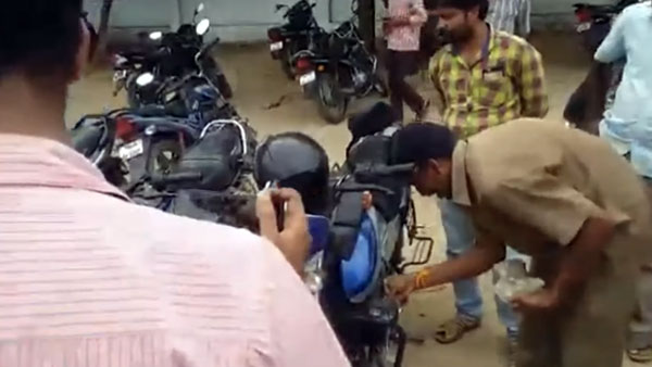 हीरो स्पेलेंडर में गैरकानूनी रूप से लगवाई थी एलईडी लाइट, पुलिस ने पत्थर से तोड़ा