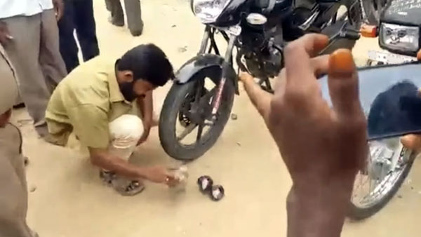 हीरो स्पेलेंडर में गैरकानूनी रूप से लगवाई थी एलईडी लाइट, पुलिस ने पत्थर से तोड़ा